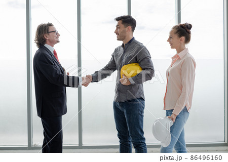 Shake hand Team of male and female engineers and architects, working team, meeting, discussing construction and drawing construction plans, printing, writing on-site construction sites Shake hand Team of male and female engineers and architects, working team, meeting, discussing construction and drawing construction plans, printing, writing on-site construction sites 86496160