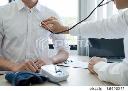 Male doctors perform a pulse test using a stethoscope. Initial health check-up at the hospital. Concepts of treatment and good health Male doctors perform a pulse test using a stethoscope. Initial health check-up at the hospital. Concepts of treatment and good health 86496225