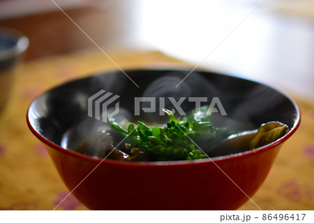 茶碗から湯気の出ている汁物 86496417