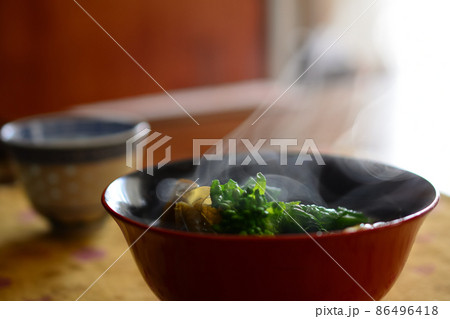 湯気の立つ茶碗の料理 86496418