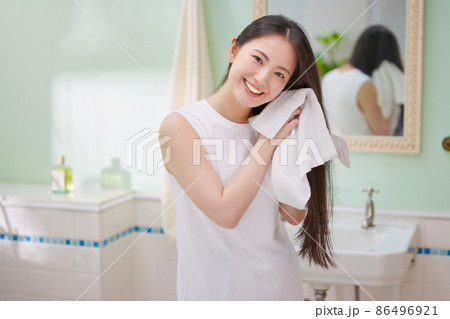 ヘアケアをするロングヘアの若い女性 ヘアケアをするロングヘアの若い女性 86496921