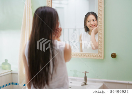 ヘアケアをするロングヘアの若い女性 ヘアケアをするロングヘアの若い女性 86496922
