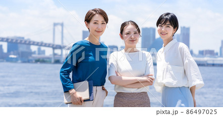 ビジネスイメージ 働く女性 青空 ビジネスイメージ 働く女性 青空 86497025