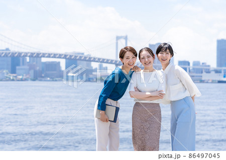 ビジネスイメージ 働く女性 青空 ビジネスイメージ 働く女性 青空 86497045