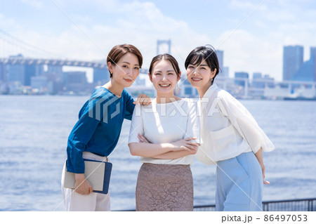 ビジネスイメージ 働く女性 青空 ビジネスイメージ 働く女性 青空 86497053