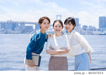 ビジネスイメージ 働く女性 青空 ビジネスイメージ 働く女性 青空 86497054