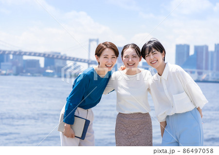 ビジネスイメージ 働く女性 青空 ビジネスイメージ 働く女性 青空 86497058