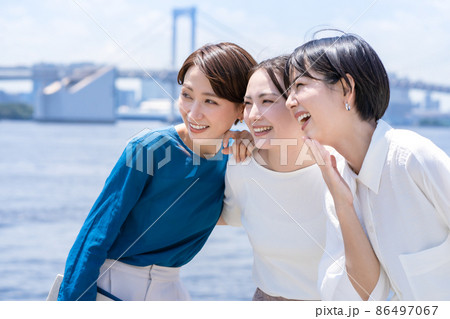 ビジネスイメージ 働く女性 青空 ビジネスイメージ 働く女性 青空 86497067