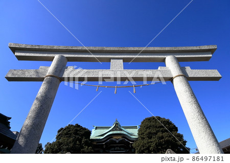 神社の鳥居（葛飾区の川端諏訪神社） 86497181