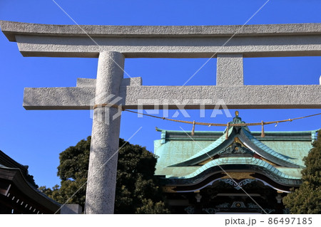 神社の鳥居（葛飾区の川端諏訪神社） 86497185