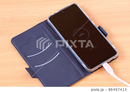 100%充電完了状態のスマートホン(スマホ) 100%充電完了状態のスマートホン(スマホ) 86497413