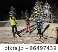 志賀高原熊の湯スキー場　ナイターゲレンデ開脚で転倒女の子 86497439