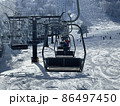 志賀高原熊の湯スキー場　晴れたゲレンデとリフト 86497450