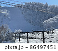 志賀高原熊の湯スキー場　雪山と電線とリフト 86497451