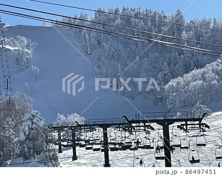 志賀高原熊の湯スキー場 雪山と電線とリフト 志賀高原熊の湯スキー場 雪山と電線とリフト 86497451