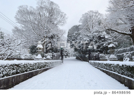 冬の京都市東山の雪景色 86498696