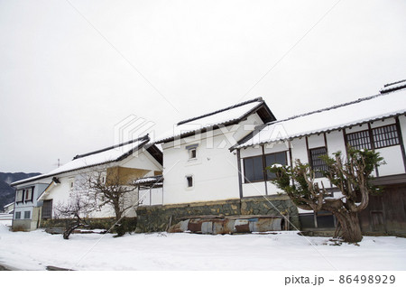 雪の中の日本の家屋 雪の中の伝統的日本家屋の写真素材 [86498929] - PIXTA