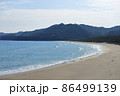 青い空と海と綺麗な砂浜 86499139