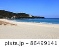 青い空と海と綺麗な砂浜 86499141