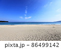 青い空と海と綺麗な砂浜 86499142