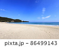 青い空と海と綺麗な砂浜 86499143
