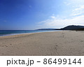 青い空と海と綺麗な砂浜 86499144
