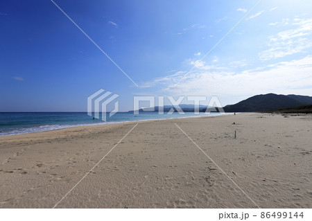 青い空と海と綺麗な砂浜 86499144
