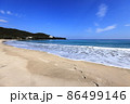 青い空と海と綺麗な砂浜 86499146