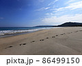 青い空と海と綺麗な砂浜と足跡 86499150