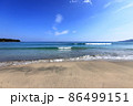 青い空と海と綺麗な砂浜 86499151