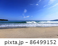 青い空と海と綺麗な砂浜 86499152