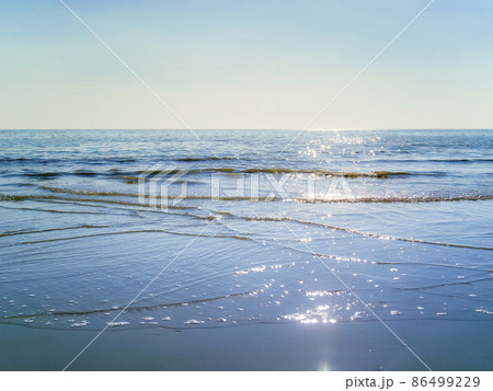 穏やかな青い海と空 86499229