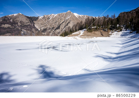 Mountain lake landscape in winter Mountain lake landscape in winter 86500229