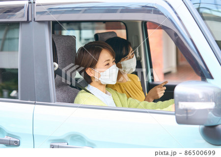 乗用車を運転をする女性 乗用車を運転をする女性 86500699