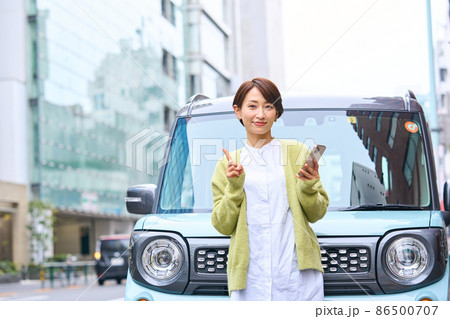 自動車 女性 スマホ 車外 自動車 女性 スマホ 車外 86500707