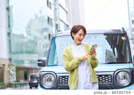 自動車 女性 スマホ 車外 自動車 女性 スマホ 車外 86500709
