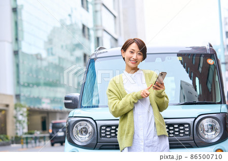 自動車 女性 スマホ 車外 自動車 女性 スマホ 車外 86500710