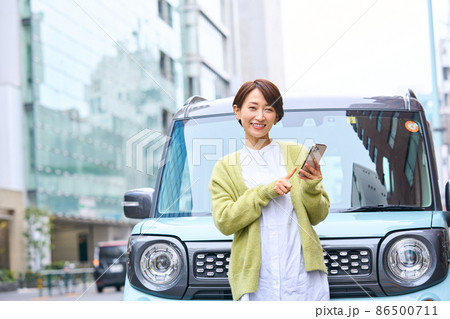自動車 女性 スマホ 車外 自動車 女性 スマホ 車外 86500711