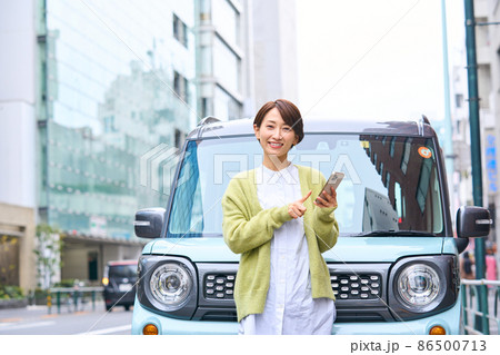 自動車 女性 スマホ 車外 自動車 女性 スマホ 車外 86500713