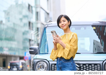 自動車　女性　スマホ　車外 86500727