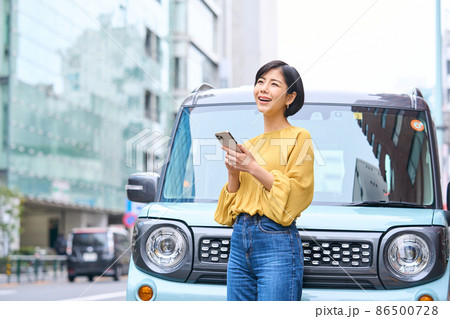 自動車　女性　スマホ　車外 86500728
