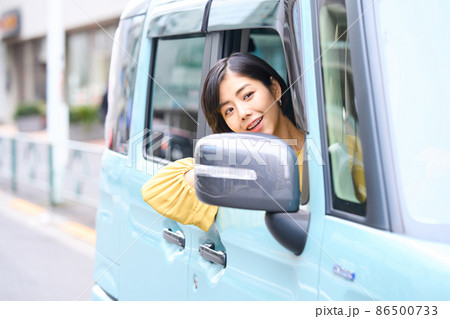 乗用車を運転をする女性 86500733