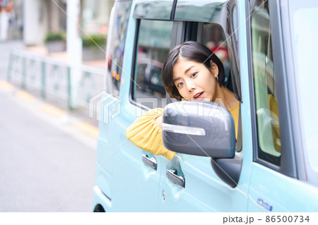 乗用車を運転をする女性 乗用車を運転をする女性 86500734