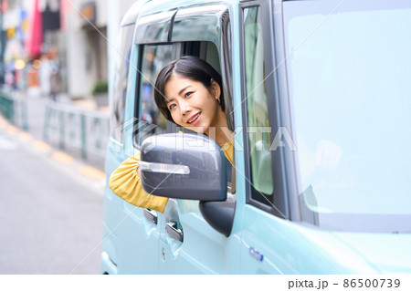 乗用車を運転をする女性 乗用車を運転をする女性 86500739