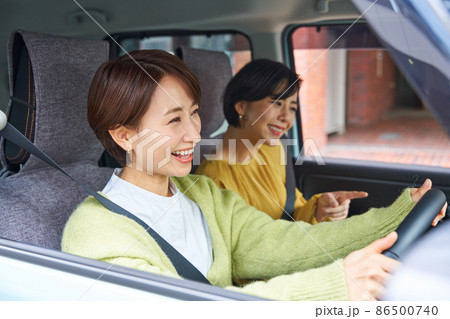 乗用車を運転をする女性 86500740