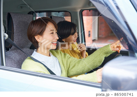 乗用車を運転をする女性 86500741