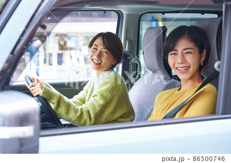 乗用車を運転をする女性 86500746