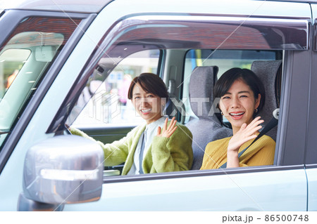 乗用車を運転をする女性 86500748