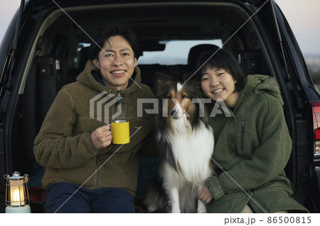 犬と一緒に車でお出かけをする親子　アウトドアイメージ 86500815