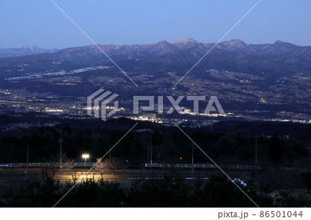 風の群馬気まま旅（赤城山、奥には日光の山々に守られた風光明媚な渋川市に今日もいつもの朝が訪れる。） 86501044